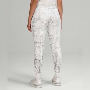 Lululemon Warm Down Jogger *7/8 Length
Thread Dye White Black